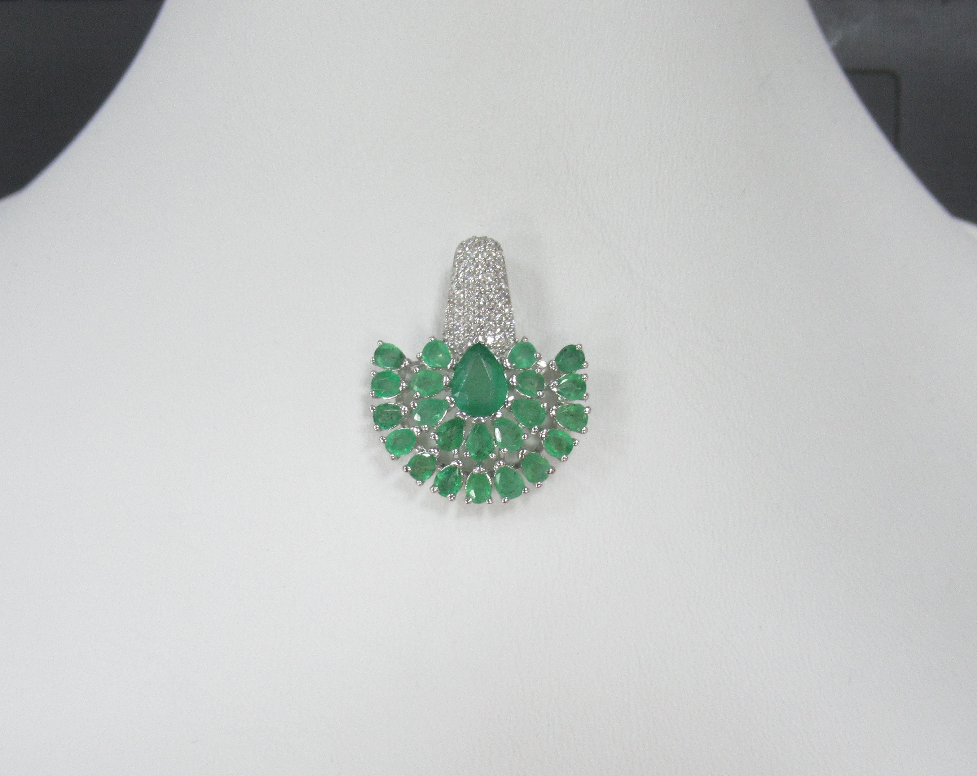 Серебряная подвеска с изумрудами